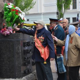 В Донецке возложили цветы к памятникам советским военачальникам