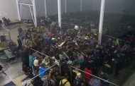 Венгерская полиция бросает еду беженцам как животным