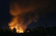 Украинские каратели бомбят Докучаевск и Донецк, повсюду горят дома
